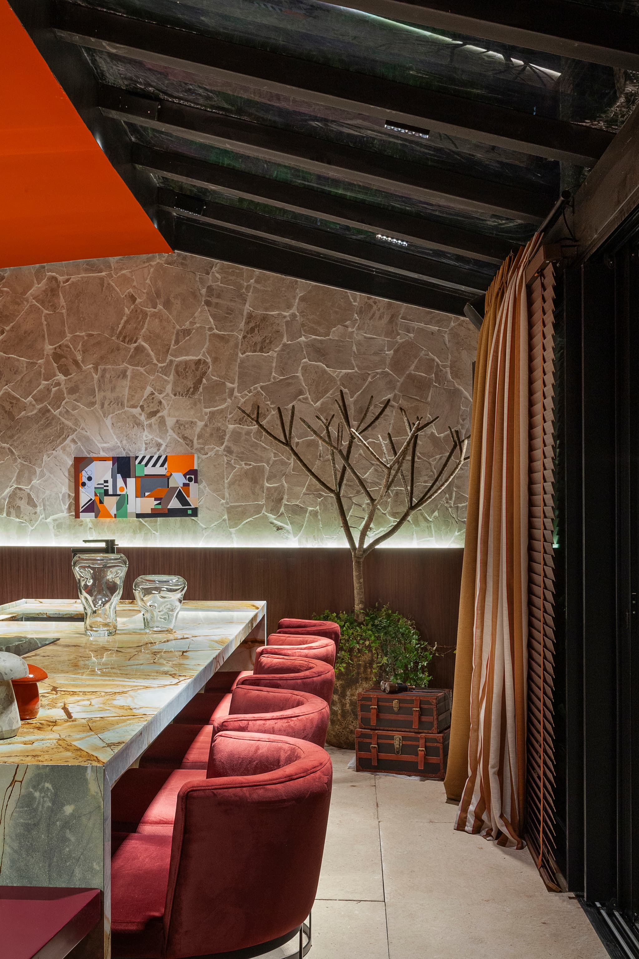Ambiente externo noturno iluminado com móveis de design
