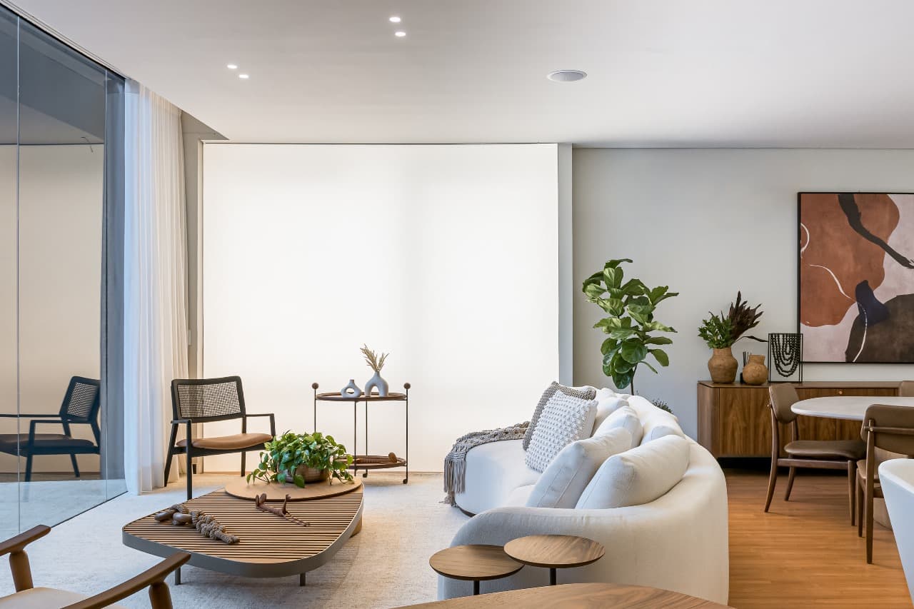 Showroom Domani Casa — living com sofá orgânico e decoração autoral