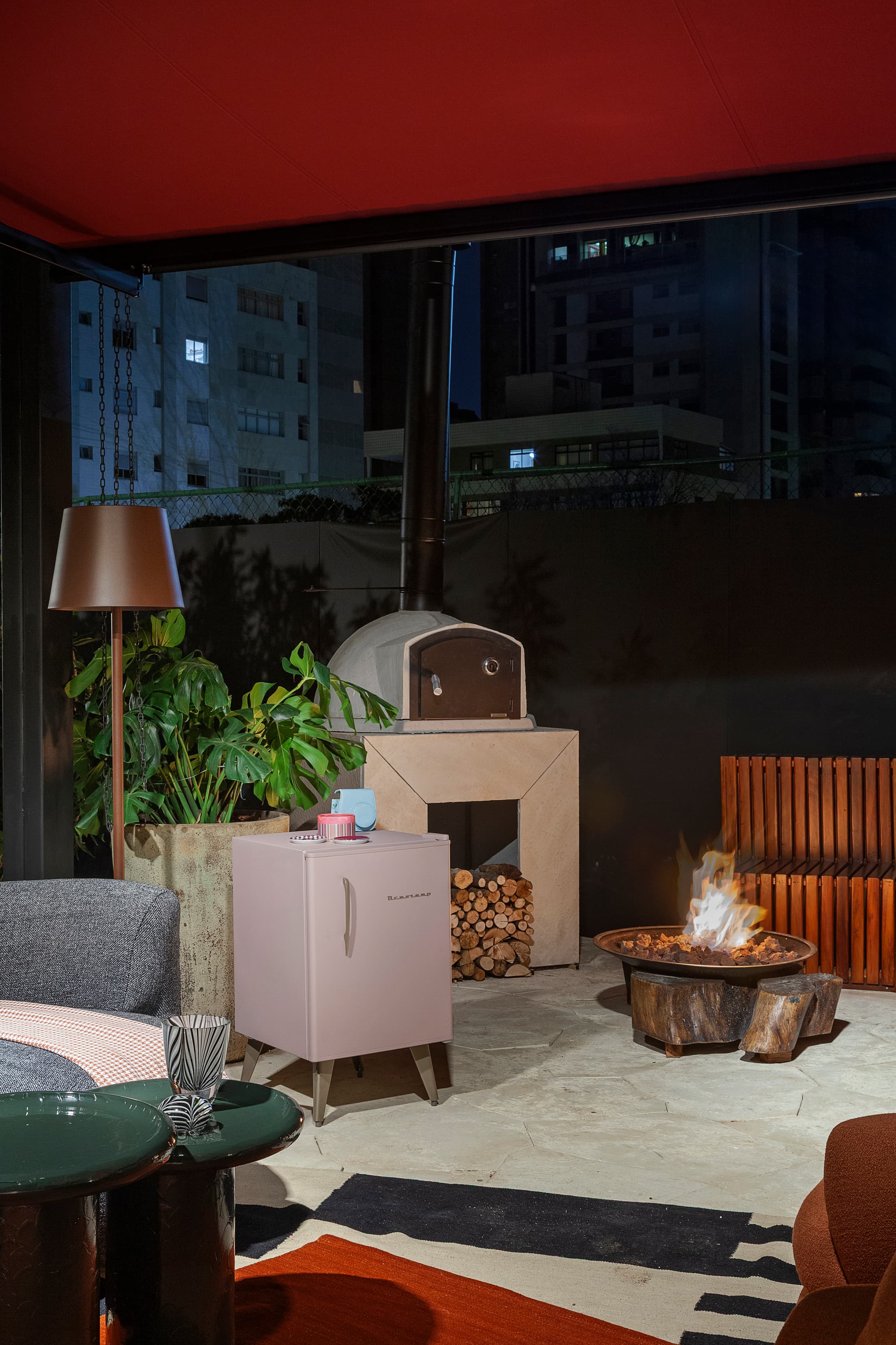 Cozinha com ilha de mármore e iluminação sofisticada — Casacor 2025