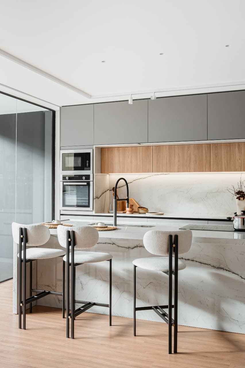 Cozinha de alto padrão Domani Casa — ilha de mármore com banquetas exclusivas