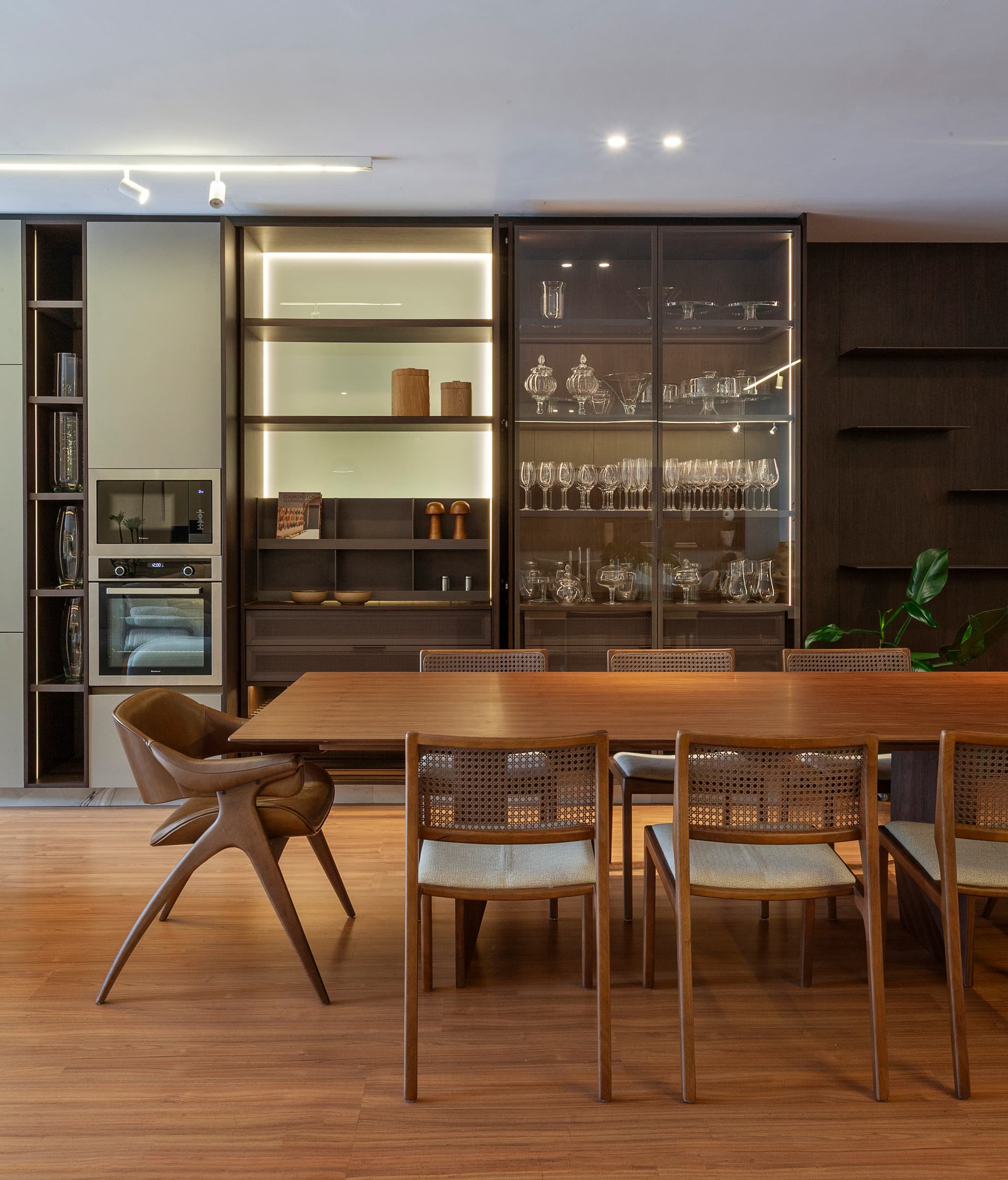 Showroom Domani Casa — sala de jantar com mesa de madeira e marcenaria planejada